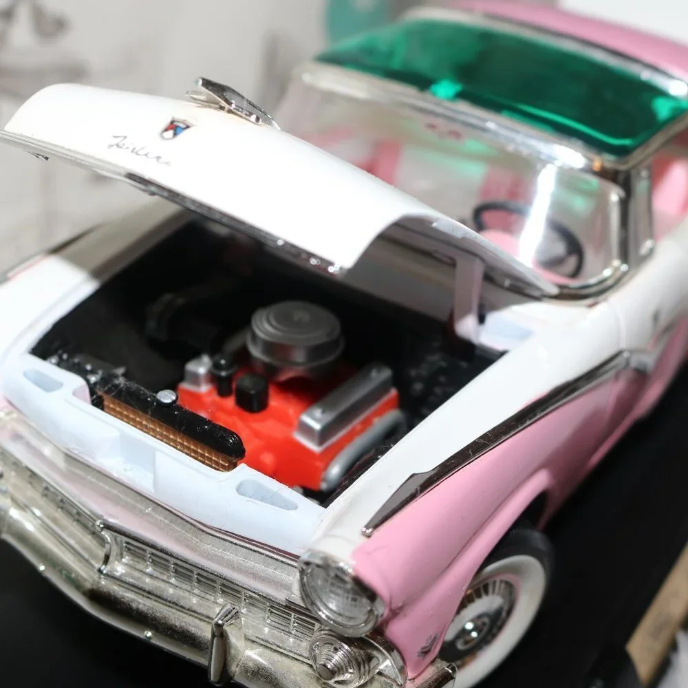 Road Signature 1955 Ford Crown Victoria 1/18 scale! no box, but is still mounted